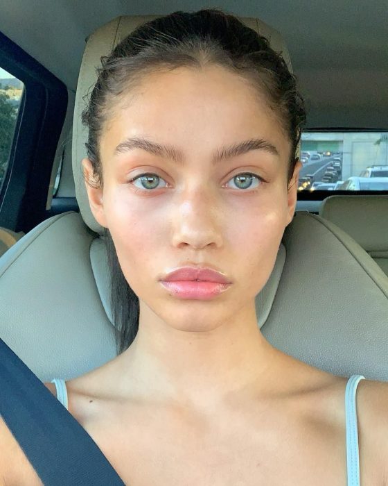 Audreyana Michelle sin maquillaje, dentro dle auto, tomando una selfie