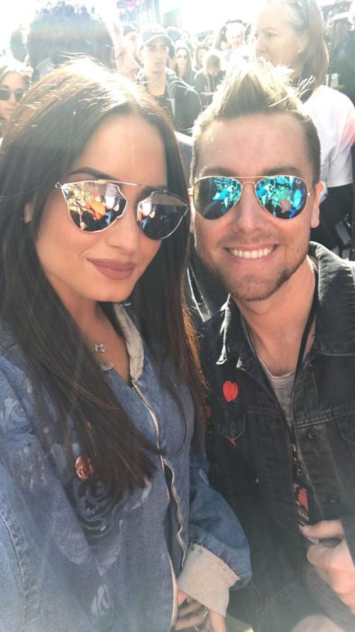 Demi Lovato tomando una selfie junto a su fan