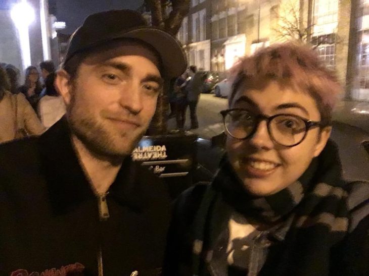 Robert Pattinson en una selfie con una fan de cabello morado 