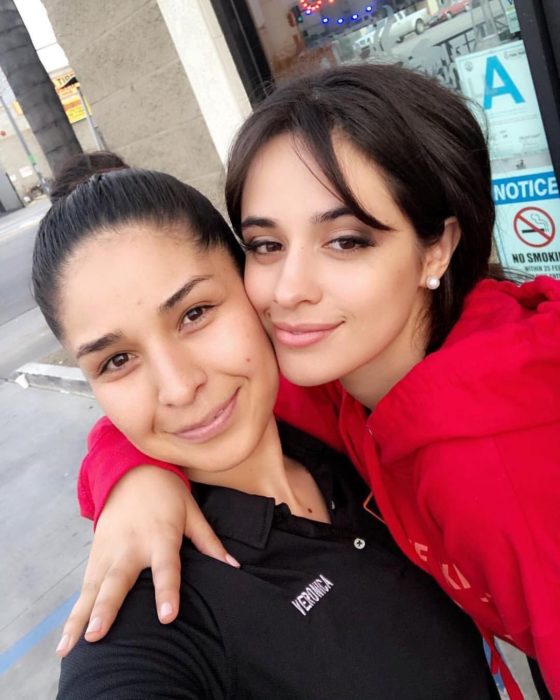 Camila Cabello posando para una selfie con una fan