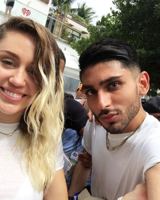 Miley Cyrus tomando una selfie junto a su fan 