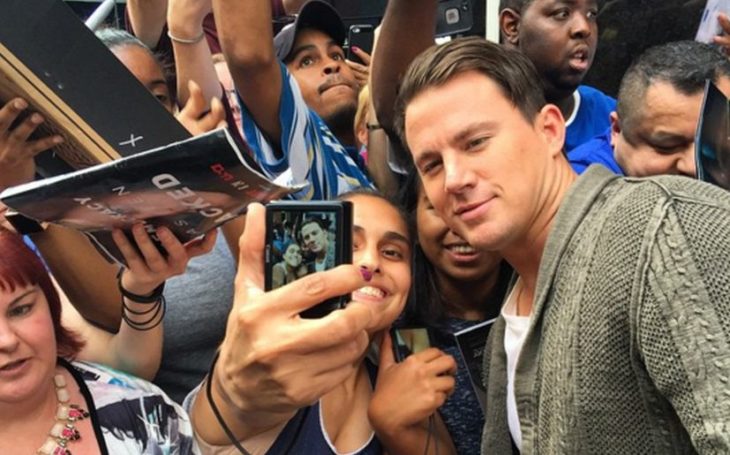 Channing Tatum posando para una selfie con sus fans