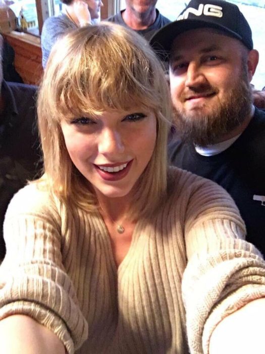 Taylor Swift tomando una selfie junto a uno de sus fans