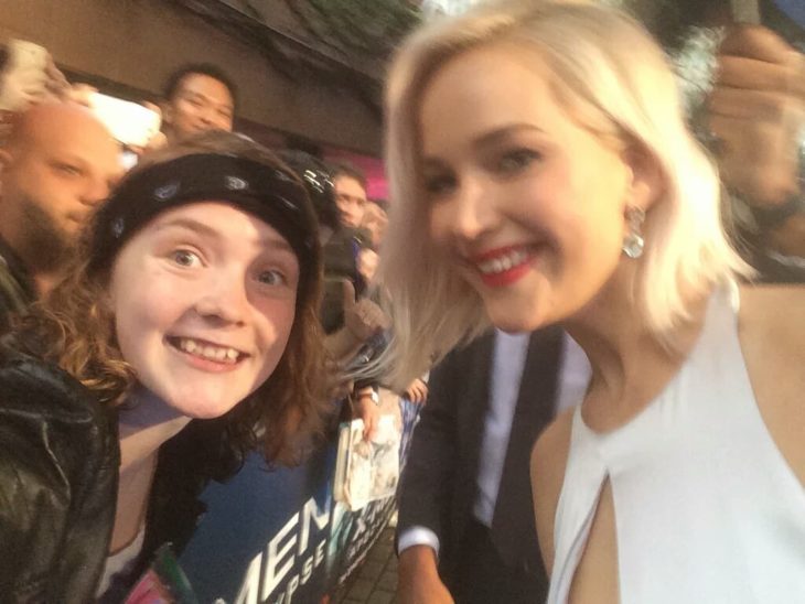 Jennifer Lawrence tomándose selfies con sus fans