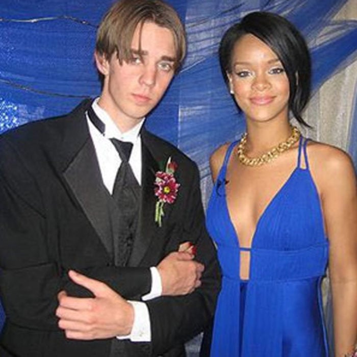 Rihanna con vestido azul rey, lleva a fan a su baile de graduación