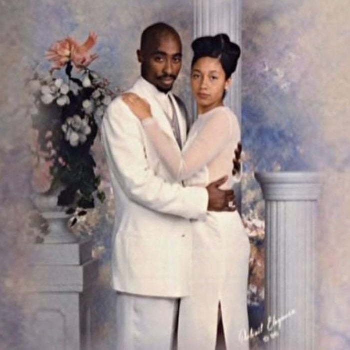 Tupac con traje blanco lleva a fan al baile de graduación