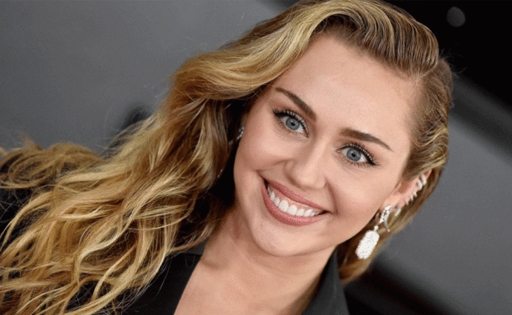 Miley Cyrus sonriendo en la entrega de los premios Grammy