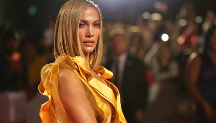 Jennifer Lopez mirando de perfil durante una alfombra roja