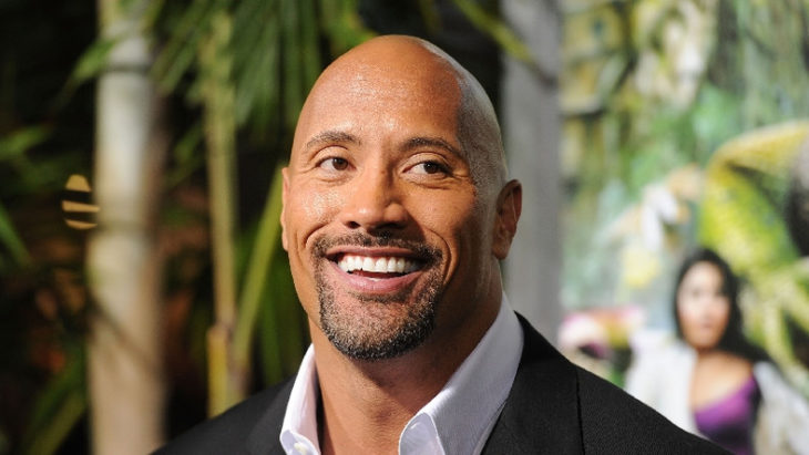 Dwayne Johnson sonriendo en la alformbra roja de Jumanji