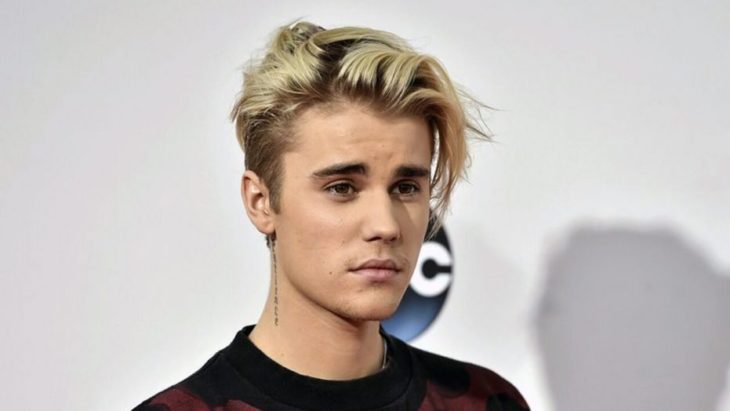 Justin Bieber en una alfombra roja de abc