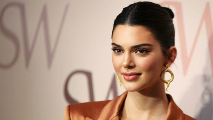 Kendall Jenner en la alfombra roja de un tv show