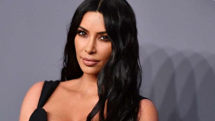 Kim Kardashian West posando durante una alfombra roja
