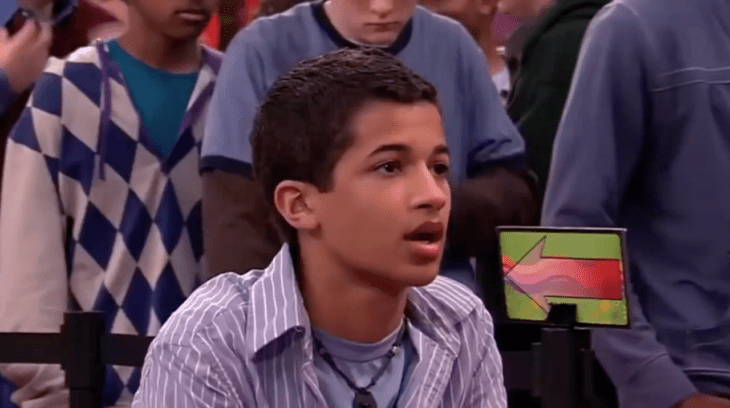 Jordan Fisher platicando con Spencer en iCarly