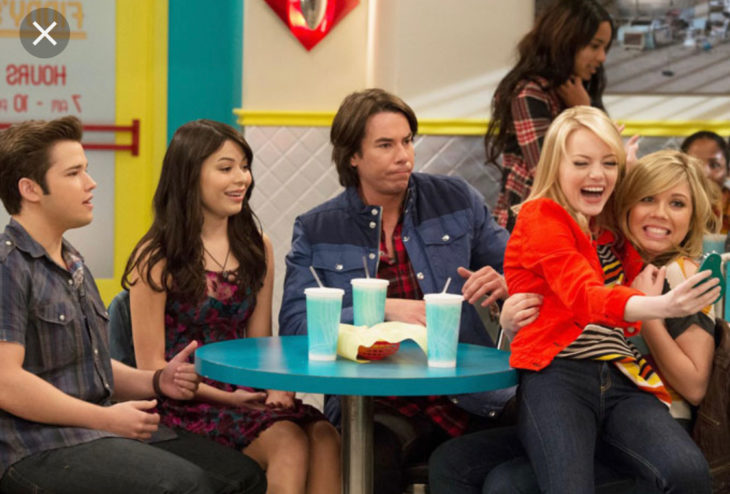 Emma Stone sentada sobre las piernas se Sam Pucket en iCarly