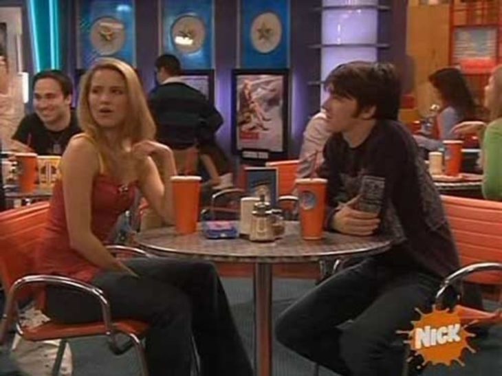 Dianna Agron sentada en una silla platicando con Drake Bell en Drake & Josh