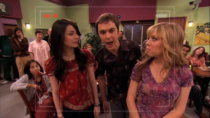 Jim Parsons en iCarly, gritando frente a una cámara