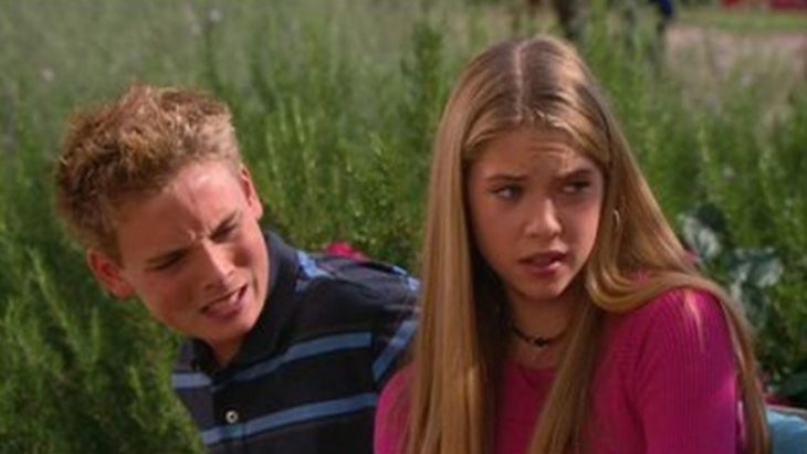 Ashley Benson confundida en una escena de Zoey 101