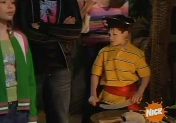 Dylan Minnette con camisa amarilla aparecido en Drake & Josh