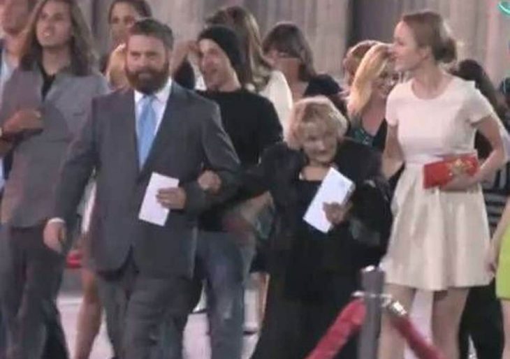 Zach Galifianakis y Renée Zellweger junto a Queen Mimi