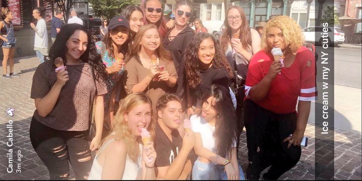 Camila Cabello compra helados a sus fans 