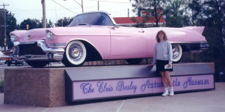 Elvis Presley regala cadillac rosa a una de sus fans