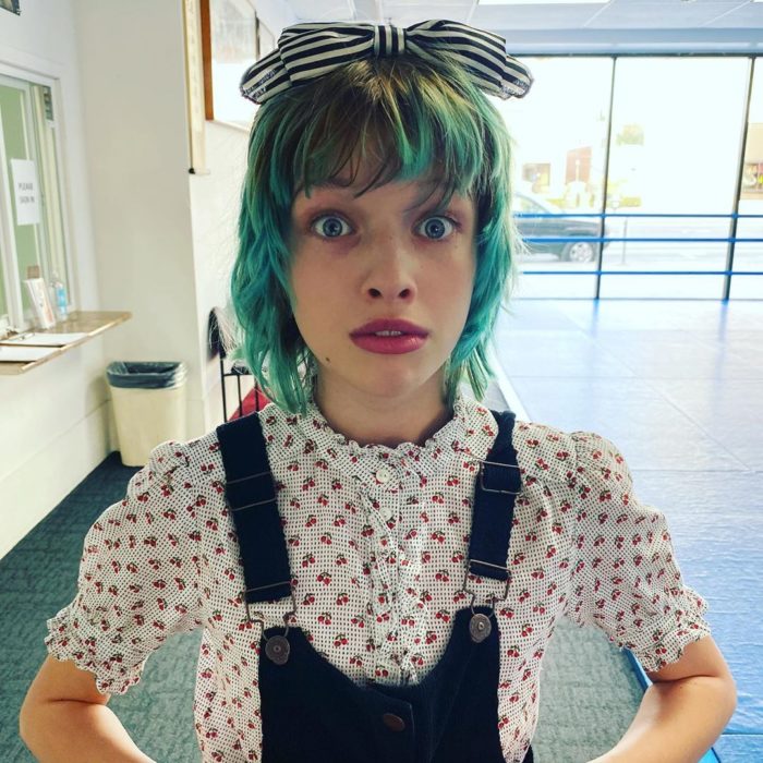 Evo Gabo, hija de Milla Jovovich mirando sorprendida la cámara