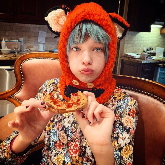 Evo Gabo, hija de Milla Jovovich comiendo pizza