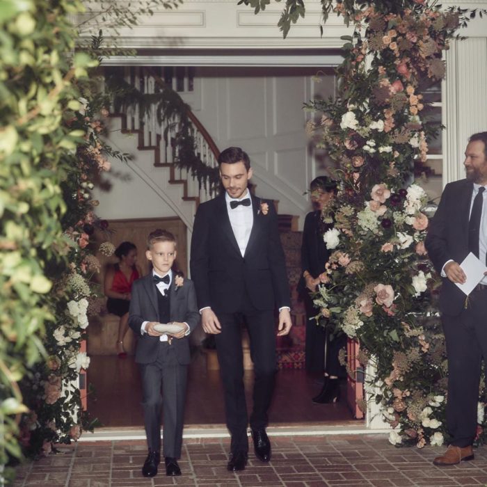 Matthew Koma caminando hacia el altar junto a su hijo Luca