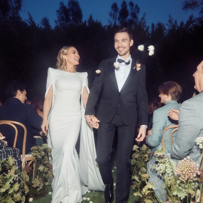 Hilary Duff y su esposo Matthew Koma caminando hacia el altar tomados de la mano 