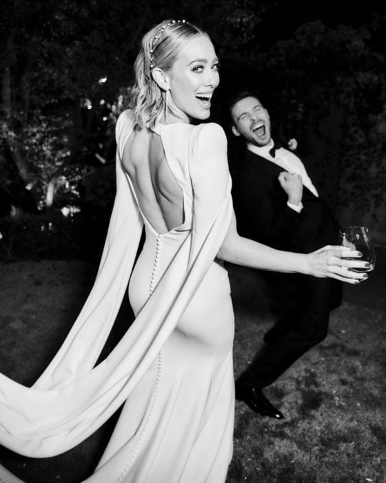 Hilary duff bailando y riendo junto a su esposo Matthew Koma