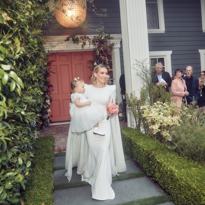 Hilary Duff caminando hacia el altar con su hija en brazos 