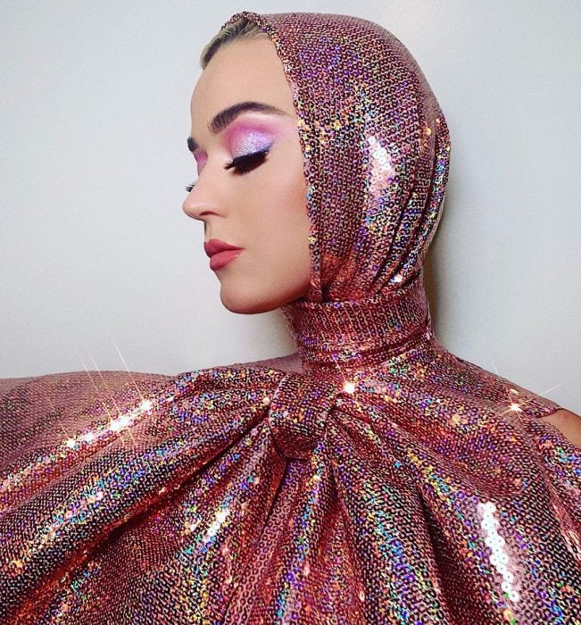 Katy Perry usando un atuendo brillante con un mollo gigante 