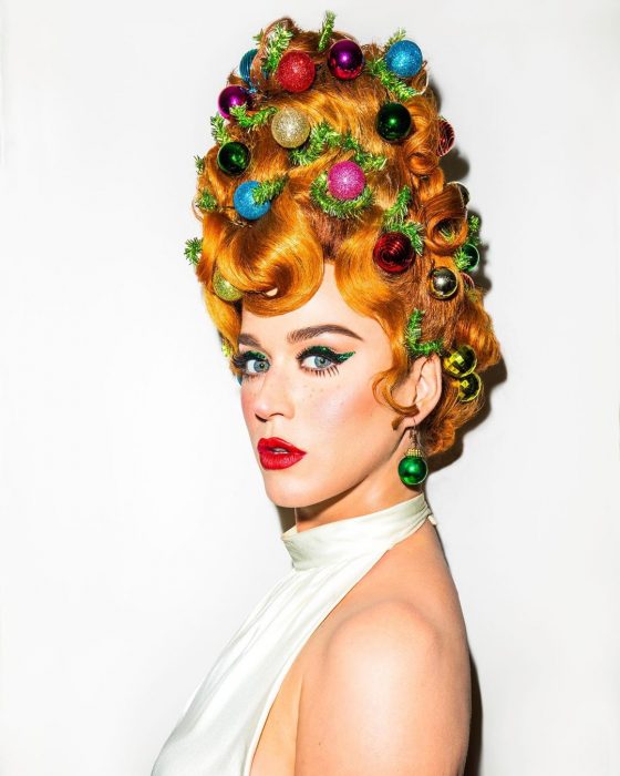 Katy Perry usando un peinado con esferas para festejar la Navidad