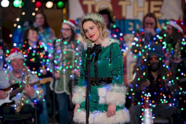 Emilia Clarke en su personaje de Kate en la película Last Christmas, disfrazada de elfo con luces navideñas 