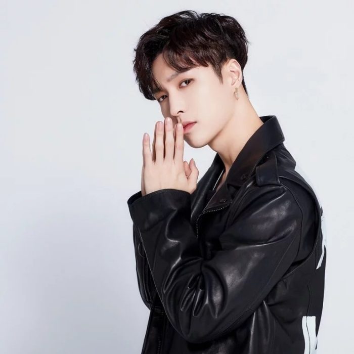 Lay Zhang posando de perfil para un photoshoot