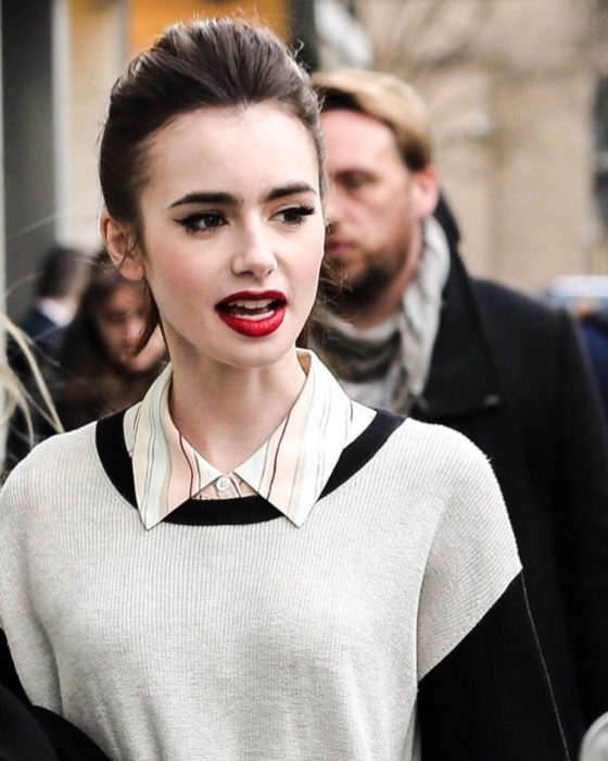 Peinados de Lily Collins para Año Nuevo; mujer de cabello castaño con peinado de chongo con volumen