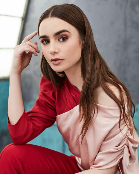 Peinados de Lily Collins para Año Nuevo; mujer de cabello largo, castaño y lacio, con maquillaje natural y cejas pobladas