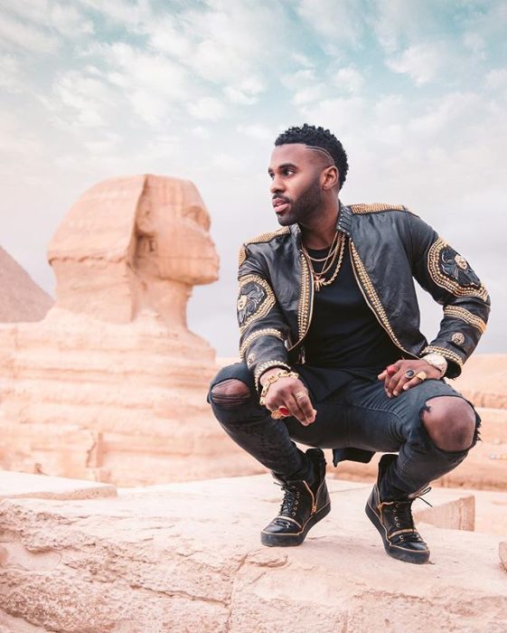 Jason Derulo posando para una foto en el desierto 