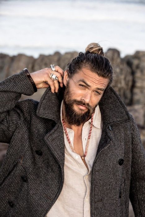 Jason Momoa con un saco gris oscuro posando para la cámara