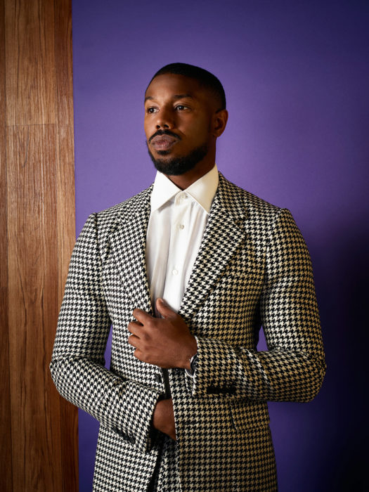 Michael B Jordan posando con un traje a cuadros de marca