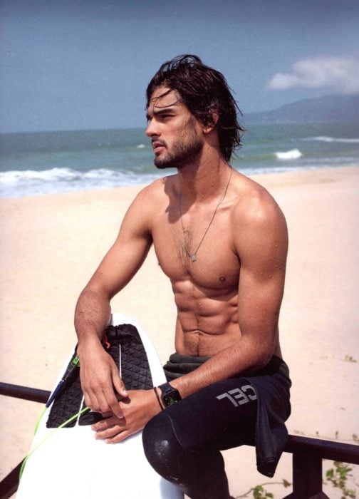 Marlon Teixeira en la playa posando para una revista