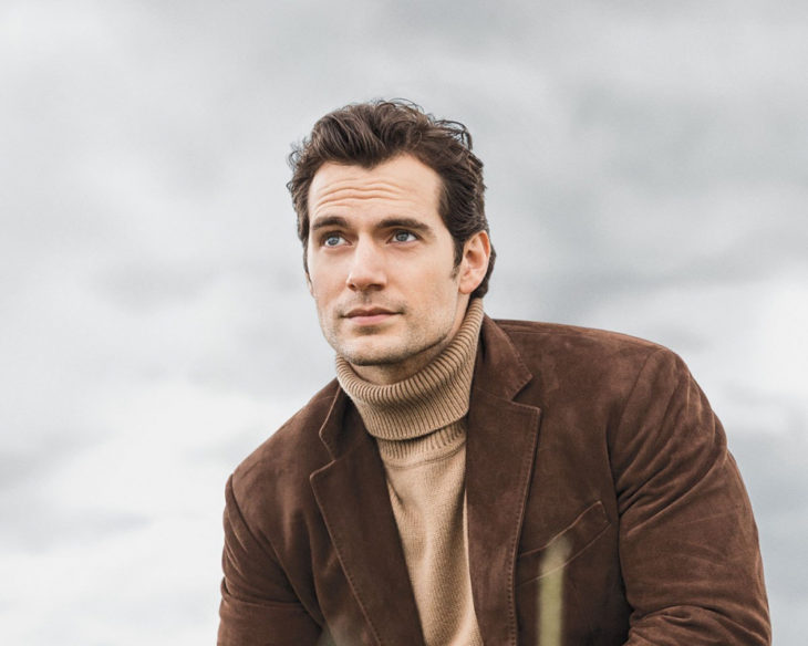 Henry Cavill con saco café posando para una foto