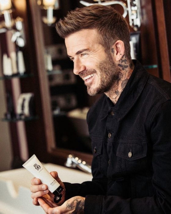David Beckham posando de perfil, promocionando una crema para manos