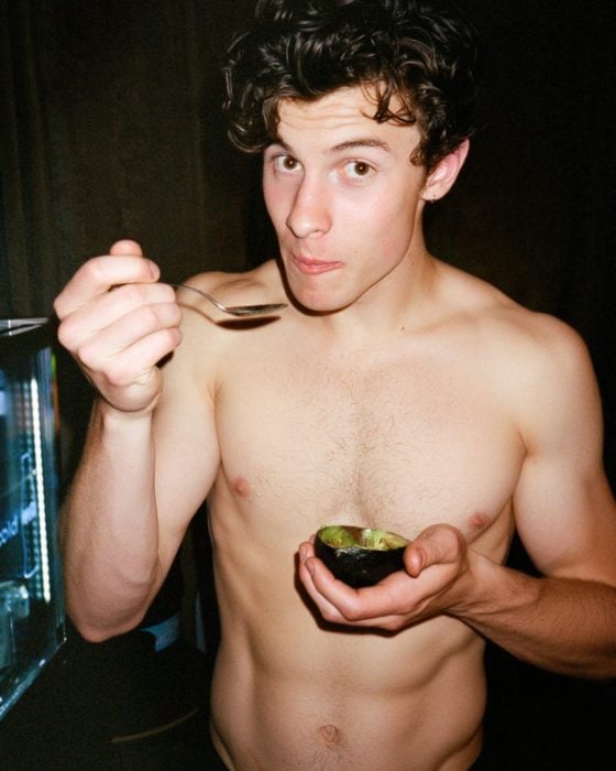 Shawn Mendes sin camisa comiendo aguacate