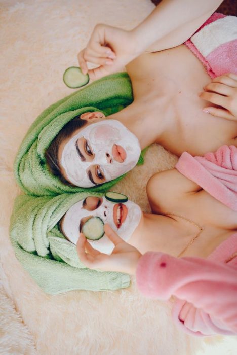 Chicas en un spa con pepinos en los ojos