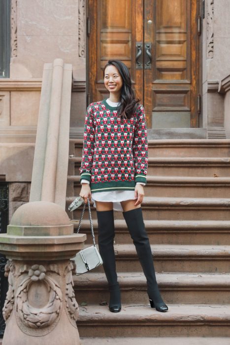 Chica usando un ugly sweter de color verde con rojo y botas color gris 