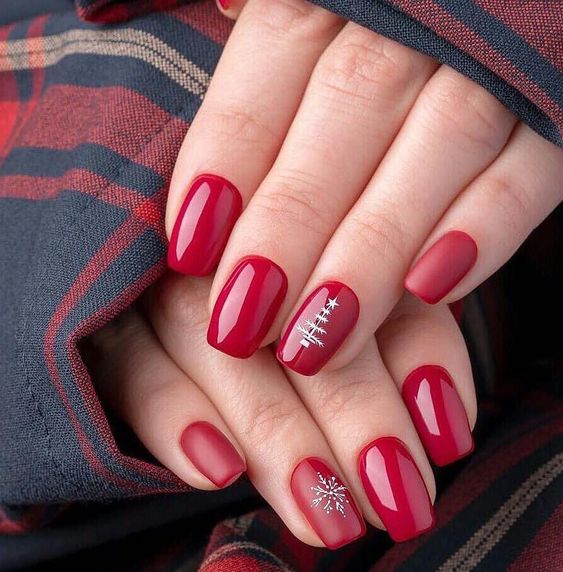 Manicura en rojo con detalles en gris . Foto: Okchichas en Pinterest 