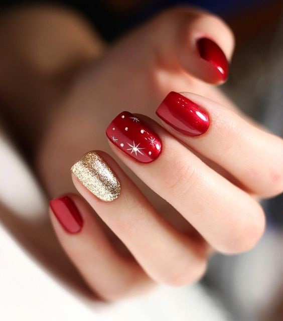 Manicura en rojo con una uña dorada. Foto: OkChica en Pinterest 