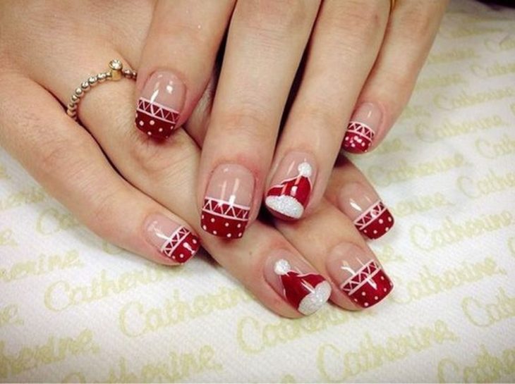 Manicura en estilo francés con detalles rojos