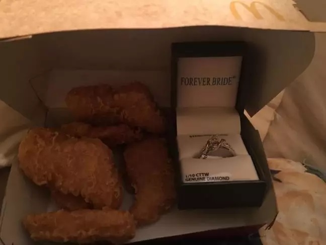 Caje de nuggets con una caja de anillo de compromiso dentro 